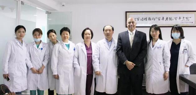 4月10日上午，美国iTrace视功能分析仪的发明者之一、美国 Baylor眼科研究所Joe S. Wakil教授来上海和平眼科医院交流访问，我院郭海科院长、张伟英副院长、晋军主任医师以及其他各科临床医生参加了会议并与Joe S. Wakil教授进行了详尽的交流及经验分享3.jpg