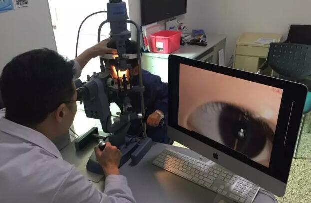 厦门大学附属厦门眼科中心白内障科毛祖红主任医师解释：白内障并不是老人的专属病，小孩也会得。先天性白内障多在出生前后即已存在，或在儿童期内罹患，其中有1/3是遗传因素，还有可能是孕期胎儿宫内病毒感染或者母体妊娠期糖尿病、甲亢、贫血、低钙、低维生素A、晚期缺氧等，以及新生儿代谢紊乱如低血糖，甲状旁腺功能低，半乳糖血症等