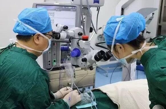 2017年7月2日秦斌院长完成 台非接触广角镜下25G微创玻切手术，主要手术设备为美国爱尔康超乳玻切机、法国光太532眼底激光医治仪等。.jpg