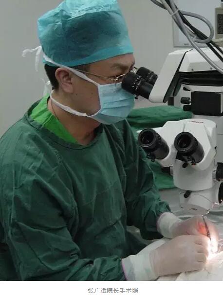 蔡司三焦点人工晶体把人眼看远、看中间距离以及看近的三个焦点都设计在一个人工晶体里面，用这样的人工晶体置换人自己的晶体，不但可以 晶体的透明性，还可以模拟人眼的变焦能力，让人重新同步拥有远中近的三种视力4.jpg