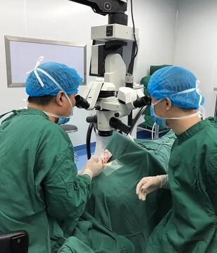 陈女士得知国内出名角膜病专家、原西南眼科医院副院长 教授现在重庆8868体育官方网站(官方)登录入口担任院长，医院有角膜供体资源，怀着 后的光明期待来到了重庆8868体育官方网站(官方)登录入口3.jpg