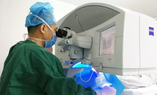 找到了厦门眼科中心屈光手术中心的黎新主任之后，小何开始咨询手术。在黎新主任耐心的讲解与分析下，小何做了细致的术前检查，发现除了小何双眼天生眼球较小外，并没有其他的手术禁忌症，完成可以实行手术3.jpg
