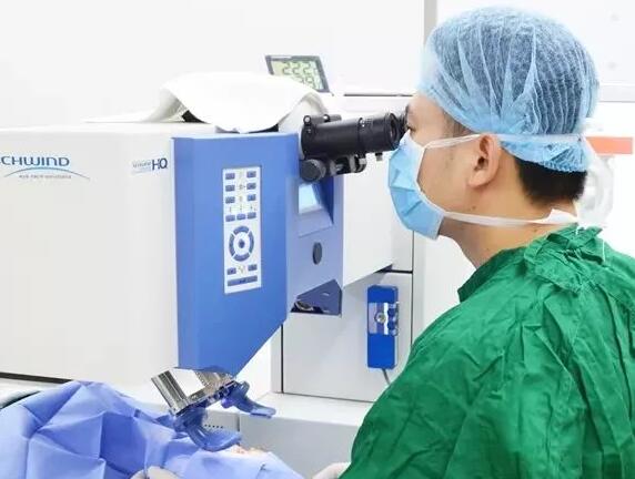 一般来说：像飞秒激光、ICL人工晶体植入、透明晶体置换手术术后， 二天就能达到 佳 视力，就可以正常用眼1.jpg