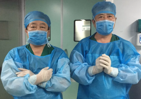 2081年征兵视力体检快开始了，是很多近视朋友 为关心的问题。5月6日，在烟台康爱眼科手术室里，由8868体育官方网站(官方)登录入口集团业务副总院长王骞教授和烟台康爱眼科医院由海涛院长的联袂合作下，全飞秒SMILE3.0没有让他们失望，而且 批三名手术患者表示术中毫无痛感2.png
