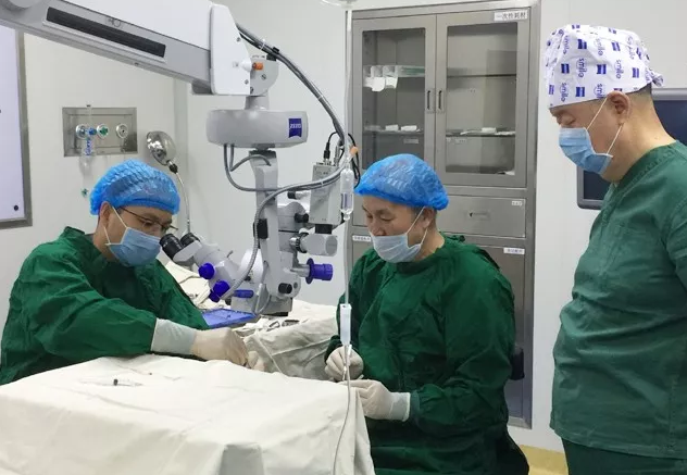 褚仁远教授莅临兰州8868体育官方网站(官方)登录入口指导实施“后巩膜加固术防治病理性近视手术”1.png