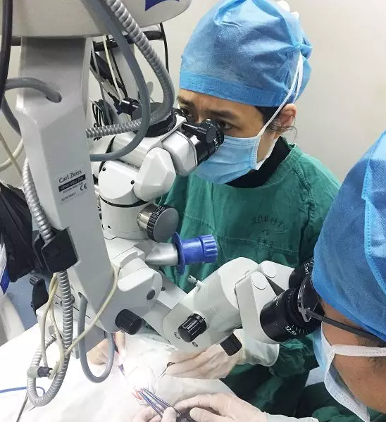 厦门眼科中心为因脑瘤手术引起的斜视患者顺利实施显微斜视手术2.png
