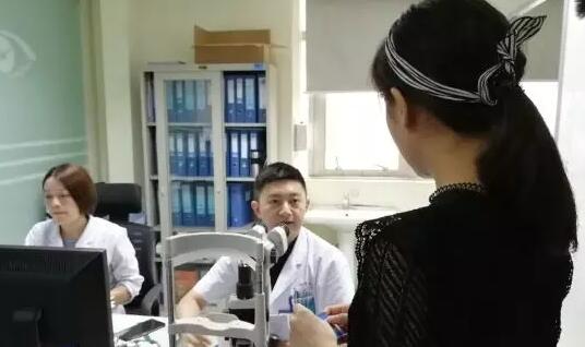 90后高度近视律师在厦门眼科中心ICL晶体植入手术后顺利摘镜开启清晰人生2.jpg