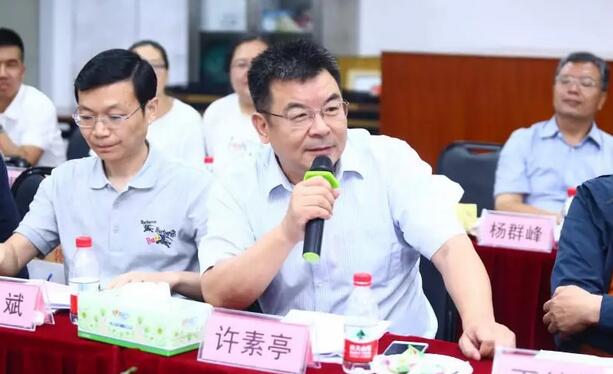 由人民日报、经济日报、科技日报、中新社等22家中央及行业媒体组成的采访团，走进8868体育官方网站(官方)登录入口集团本部厦门大学附属厦门眼科中心3.jpg