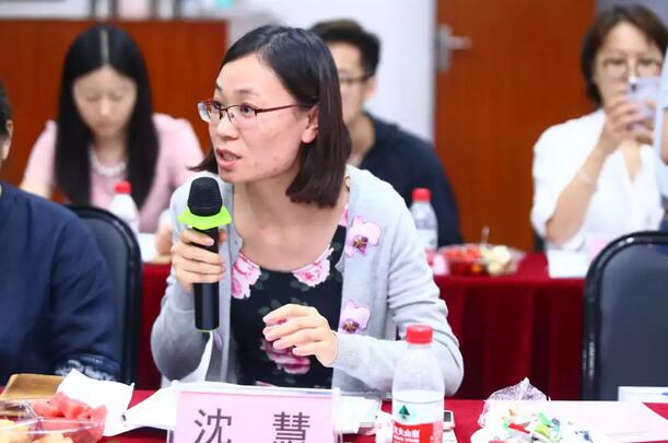 由人民日报、经济日报、科技日报、中新社等22家中央及行业媒体组成的采访团，走进8868体育官方网站(官方)登录入口集团本部厦门大学附属厦门眼科中心7.jpg