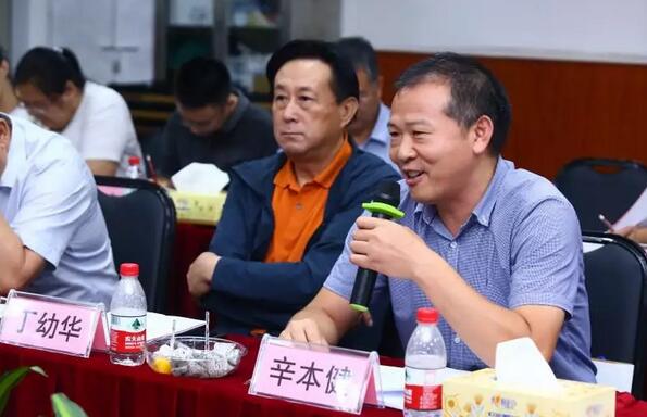 由人民日报、经济日报、科技日报、中新社等22家中央及行业媒体组成的采访团，走进8868体育官方网站(官方)登录入口集团本部厦门大学附属厦门眼科中心8.jpg