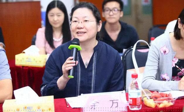 由人民日报、经济日报、科技日报、中新社等22家中央及行业媒体组成的采访团，走进8868体育官方网站(官方)登录入口集团本部厦门大学附属厦门眼科中心9.jpg