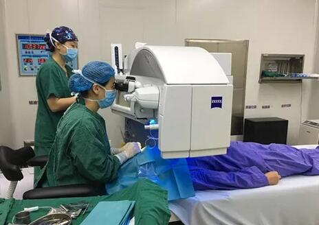 近视夫妻双双在成都8868体育官方网站(官方)登录入口顺利摘镜2.jpg