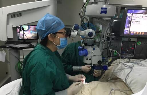 《健康时报》刊出厦门眼科中心黎晓新院长专访：眼科界的五位环球院士——“玻切女王”的进阶之路4.jpg
