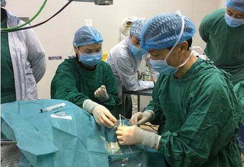 成都8868体育网站登录入口医院院长陈晓明教授为资阳市安岳县青光眼患者进行青光眼超声睫状体成形术1.jpg