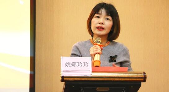 在厦门市翔安区卫计局的组织下，1月29日下午，翔安区全科医生眼科培训班在翔安鑫博雅酒店顺利举办。厦门眼科中心的专家讲师团为来自翔安区的200余名全科医生进行了眼科知识培训。培训班上，厦门眼科中心副总经理姚郑玲玲发表了讲话。2.jpg
