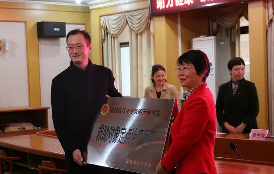 2018年，莆田眼科医院举办第*一届眼底病高峰论坛暨“全国名家工作室支援单位”等系列授牌仪式、开展”为乡村点睛”、校园近视防控，莆田市关心下一代工作委员会授予“青少年近视防控基地”。“为乡村点睛”8.jpg