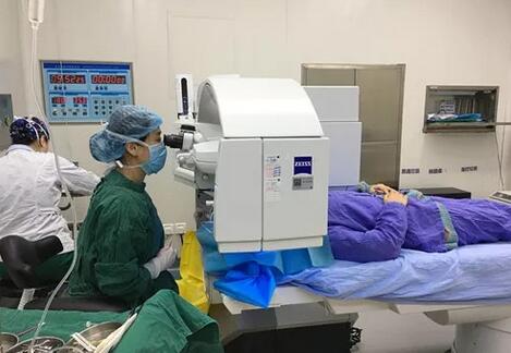 成都8868体育官方网站(官方)登录入口检验科医生妻子顺利摘镜2.jpg