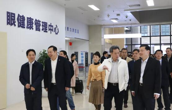 2月21日上午，厦门市湖里区四套班子、区发改局和湖里区各个街道办领*40多人走进8868体育官方网站(官方)登录入口集团8868体育网站登录入口医疗园区视察调研，8868体育官方网站(官方)登录入口集团董事长苏庆灿陪同调研。此行是厦门湖里区“晒项目比进度”活动的一个重要组成部分，8868体育网站登录入口医疗园被列为该活动的重点民生项目。1.jpg