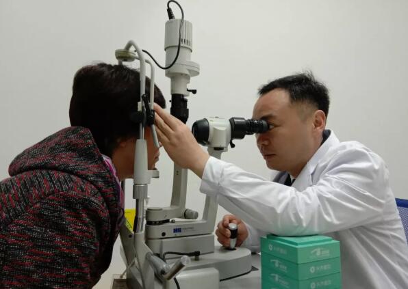宜昌8868体育官方网站(官方)登录入口全体员工为菅东利医生举行了欢送仪式3.jpg