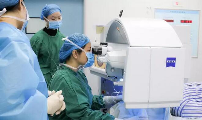 三十余年守护心灵的窗户，她是近视手术的安全舵手——重庆8868体育官方网站(官方)登录入口副院长汪红教授2.jpg