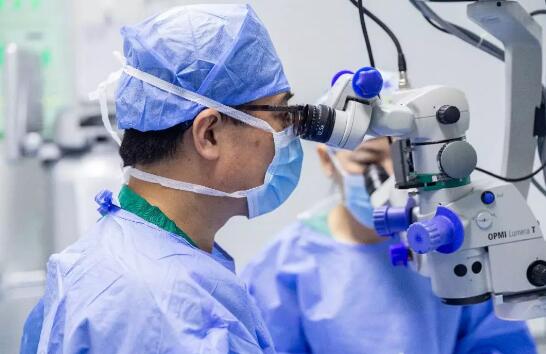 白内障患者顺利进行复明手术后 家属在朋友圈感谢青岛8868体育官方网站(官方)登录入口1.jpg