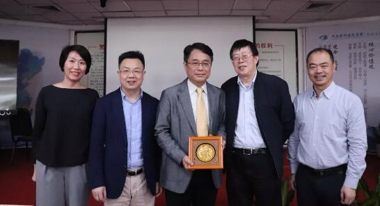 厦门眼科中心举行“2019海峡两岸屈光白内障交流座谈会” 张广斌副院长与应邀到访的台湾中坜大学眼科中心林鸿源教授进行学术交流