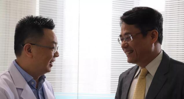 厦门眼科中心举行“2019海峡两岸屈光白内障交流座谈会” 张广斌副院长与应邀到访的台湾中坜大学眼科中心林鸿源教授进行学术交流