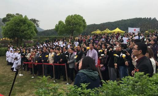光明与爱的传递：厦门眼科中心与市卫健委等部门集团缅怀眼角膜捐献者2.jpg