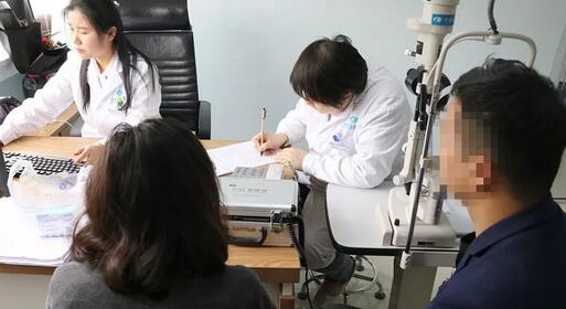 近视夫妻俩一起在许昌8868体育官方网站(官方)登录入口顺利完成摘镜1.jpg