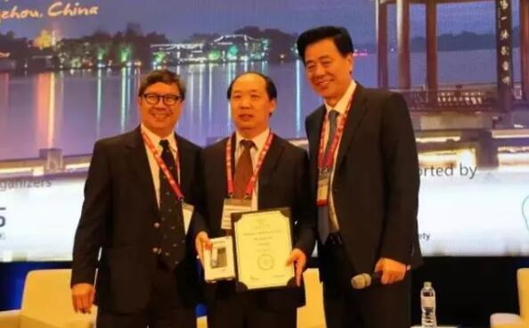多次受邀于世界眼科大会、美国眼科年会、亚洲太平洋地区眼科年会等环球眼科会议进行现场手术表演——8868体育官方网站(官方)登录入口集团业务副总院长、上海和平眼科医院院长郭海科教授3.jpg