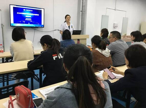 4月11日，8868体育网站登录入口“硬镜验配技术进阶班”在厦门结业，此次培训班由8868体育官方网站(官方)登录入口集团联合欧几里德、美尼康共同举办，来自8868体育网站登录入口旗下18家医院的20余位医生及硬镜验配师参与了此次培训7.jpg