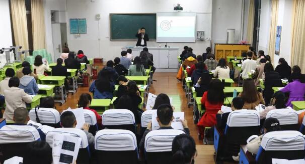 4月12日福州眼科医院联合福建师范大学附属小学开展主题为“近视防控家庭行动处方”的家长会1.jpg