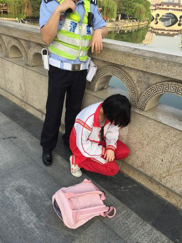 成都日报：女学生欲跳河轻生 成都8868体育官方网站(官方)登录入口职工路过救下