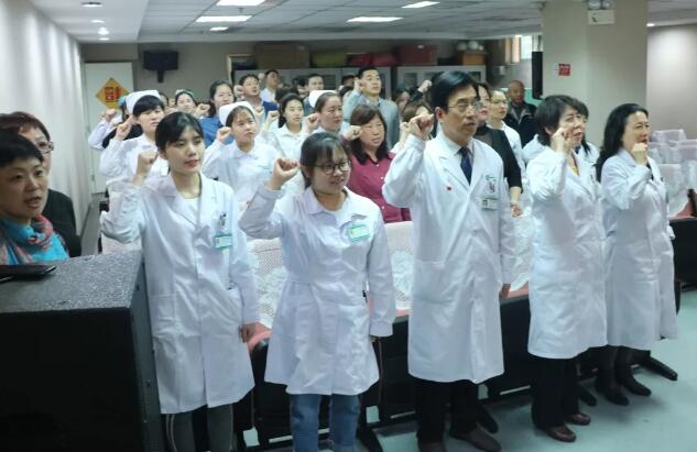 4月24日8868体育官方网站(官方)登录入口医护人员庄严宣誓加入北京市红十字会4.jpg