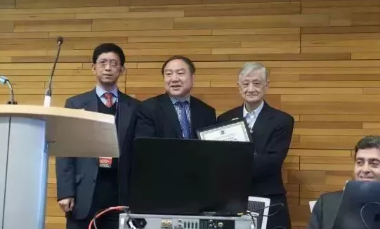 继黎晓新教授之后，来自厦门眼科中心的赵堪兴教授也获得美国眼科学和视觉科学研究大会2019年中国-ARVO眼科高峰论坛杰出领袖奖(Outstanding Leadership Award)2