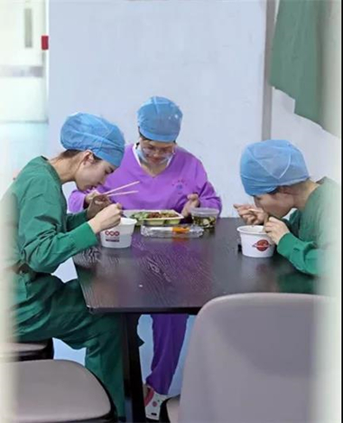 海西晨报：走进厦门大学附属厦门眼科中心五缘院区手术室的等候区，便来到了这家医院 安静、 神秘的地方——手术室9.jpg