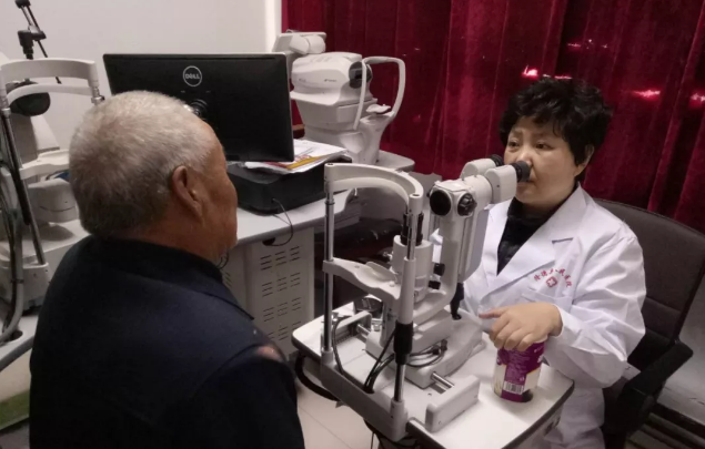 13日，厦门眼科中心白内障专科的李立梅博士所带领的医疗小组，在抵达隆德后就直奔县人民医院。13日、14日两天，医疗小组接连为14位老年白内障患者实施了“白内障超声乳化+人工晶体植入术”，让他们有机会重见光明3.png