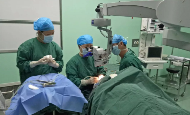 13日，厦门眼科中心白内障专科的李立梅博士所带领的医疗小组，在抵达隆德后就直奔县人民医院。13日、14日两天，医疗小组接连为14位老年白内障患者实施了“白内障超声乳化+人工晶体植入术”，让他们有机会重见光明4.png