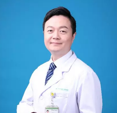 内蒙古高度近视大汉在8868体育官方网站(官方)登录入口蔡磊琳副院长帮助下顺利摘镜3.png