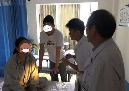 成都8868体育网站登录入口罗清礼院长为四处求医未果的河南眼眶肿瘤患者手术3.png