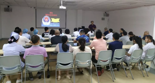 5月15日，厦门眼科中心龙岩眼科医院邀请了旭升消防安全培训学校傅燕敏教官到医院对全体员工开展了消防知识讲座及逃生疏散演练。以切实加强医院消防安全管理工作，预防医院火灾事故的1.png