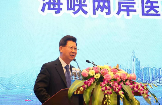 鹭岛初夏，钟灵毓秀;四海宾朋齐聚厦门。对他们来说，时节带来繁花似锦并非意中物，比美景更吸引他们的，是一场全球眼科医学的群英会——第五届8868体育网站登录入口环球论坛于鹭岛之滨召开。论坛主席由黎晓新、赵堪兴、葛坚、刘祖国共同担任。大会还邀请了海峡两岸医药卫生交流协会会长王立基;厦门市卫生健康委员会副主任孙卫;厦门市医学会副秘书长柳辉;中华医学会眼科学分会副主委、重庆医科大学附属第*医院副院长杨培增教授;4.png
