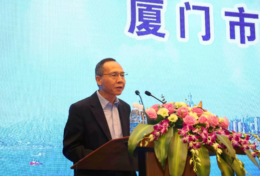 鹭岛初夏，钟灵毓秀;四海宾朋齐聚厦门。对他们来说，时节带来繁花似锦并非意中物，比美景更吸引他们的，是一场全球眼科医学的群英会——第五届8868体育网站登录入口环球论坛于鹭岛之滨召开。论坛主席由黎晓新、赵堪兴、葛坚、刘祖国共同担任。大会还邀请了海峡两岸医药卫生交流协会会长王立基;厦门市卫生健康委员会副主任孙卫;厦门市医学会副秘书长柳辉;中华医学会眼科学分会副主委、重庆医科大学附属第*医院副院长杨培增教授;5.png
