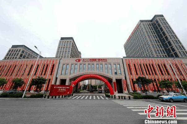 中新网厦门6月2日电 (杨伏山 林路遥)厦门大学附属厦门眼科中心与中国电信厦门分公司、华为技术有限公司2日在厦门举行5G应用示范医院合作框架协议签约仪式，共同打造中国内地领*的5G眼科智能应用示范医院，以“互联网+医疗”驱动数字医疗产业和服务升级4.png