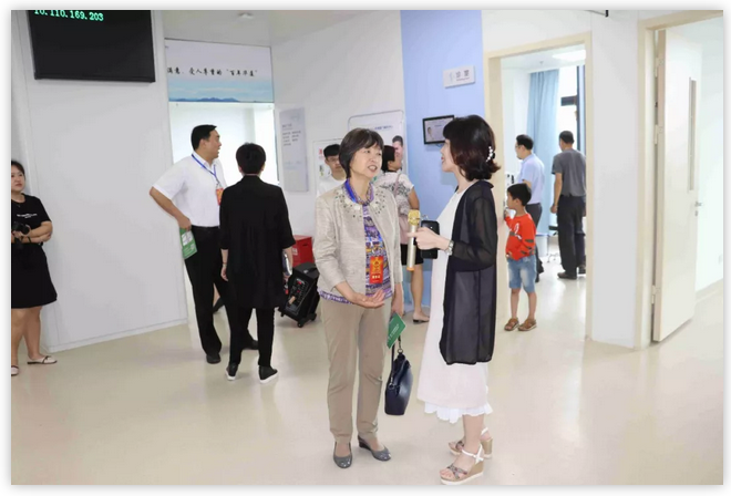 6月12日上午，厦门市思明区鹭江街道人大工委主任王国强、开元街道人大工委主任陈玉印等人大代表一行，走进8868体育网站登录入口医疗园参观考察。8868体育官方网站(官方)登录入口集团董事长苏庆灿及院领*班子成员陪同。4.png