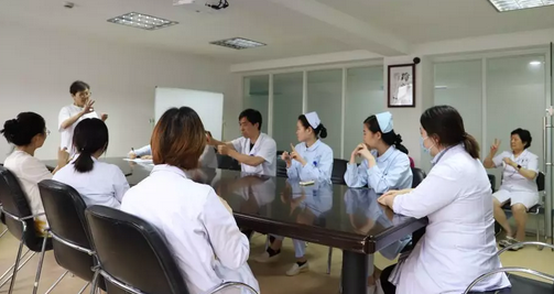 6月28日下午，上海和平眼科医院党支部医护手语培训课如期开始。自从医院开通“爱心助聋通道”以来，通过每一*次手语课程的学习，医护人员已经基本掌握了一些日常用语及简单的就医情景对话，并在手语老师的指导下开始尝试与聋人病患用手语交流2.png