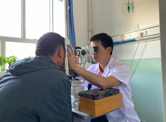 中国常州网：常州眼科专家陈兵“打飞的”赴尼勒克送“光明”3.png