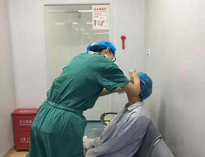 长时间玩手机导致斗鸡眼 在成都8868体育官方网站(官方)登录入口顺利手术1.png