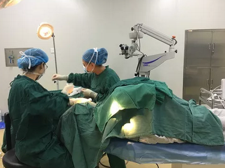 长时间玩手机导致斗鸡眼 在成都8868体育官方网站(官方)登录入口顺利手术2.png