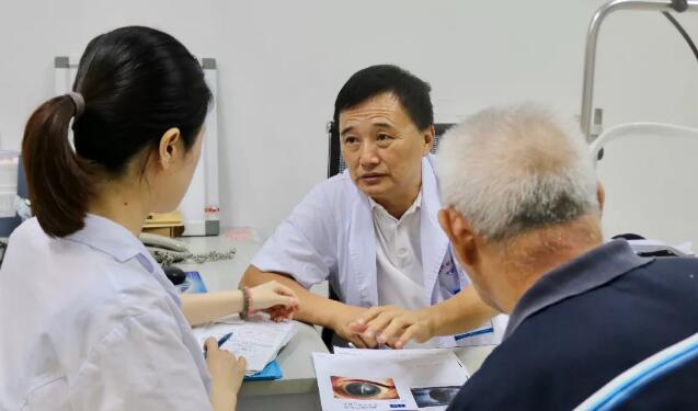 姚晓明教授来福州眼科医院，为解除角膜病患痛苦2.jpg